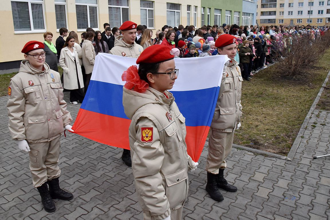 В школе Екатеринбурга учебная неделя началась с пения гимна России. Фото -  «Уральский рабочий»